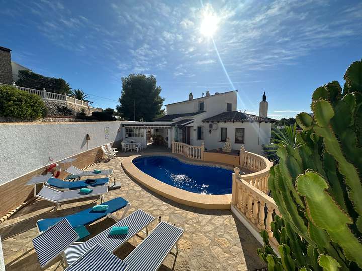 Ferienhaus in Calpe Costa Blance Spanien Poolansicht Liegen