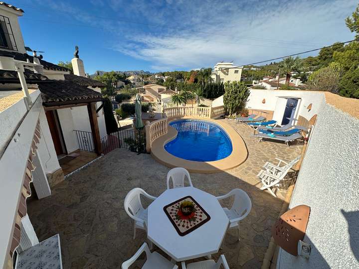 Ferienhaus in Calpe Costa Blance Spanien Poolansicht Liegen
